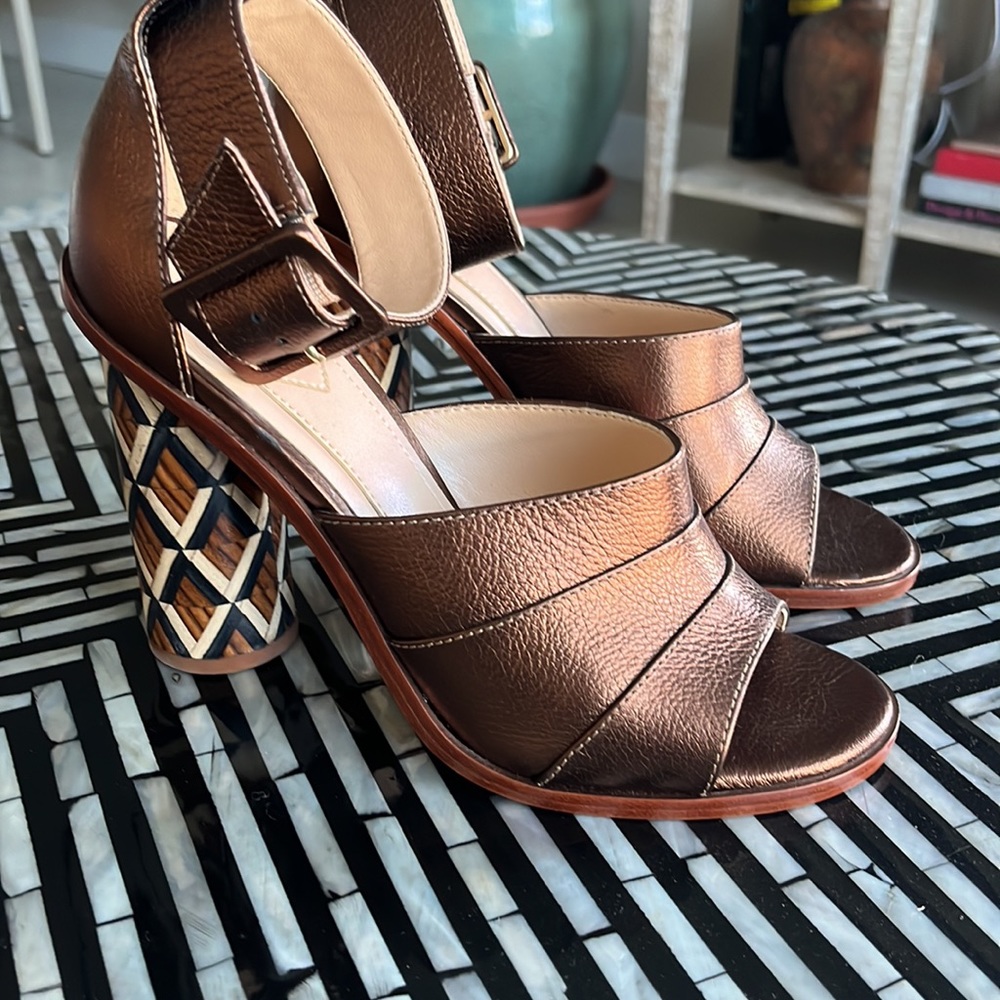 NEW Brian Atwood Bronze Sandals w Wood Heels (sz7)